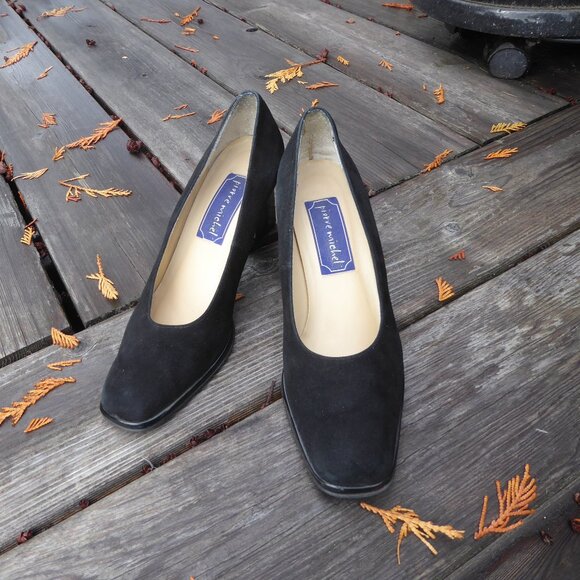 Classic Black Suede Pump, Size 7 - Picture 3 of 6